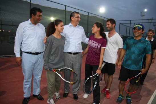 Okul Müdürü Güvenç'ten Kortta Tenis Maçı