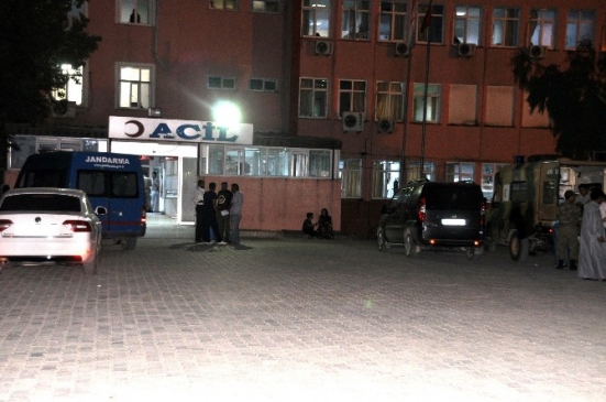Akaçakal'de Askerce Araç Devrildi Üç Yaralı…