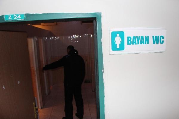 16 Yaşındaki Kız, Hastane Tuvaletinde Doğum Yaptı