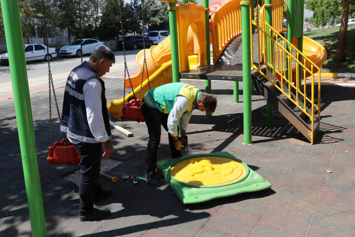 KARAKÖPRÜ'DE PARKLAR ONARIM VE BAKIM ÇALIŞMALARIYLA YENİLENİYOR