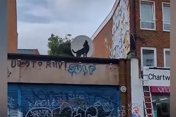 Banksy'nin dördüncü yeni eseri ortaya çıktıktan saatler sonra Londra'da çalındı