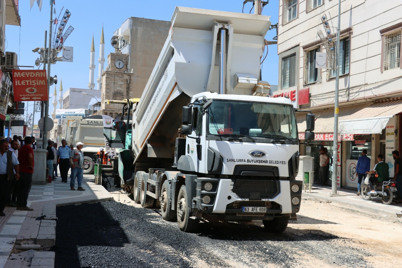BÜYÜKŞEHİR’DEN VİRANŞEHİR’DE SICAK ASFALT ATAĞI