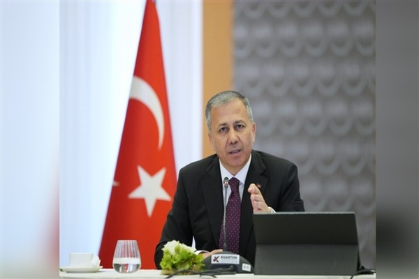 Bakan Yerlikaya, Uşak'ta orman yangını ile mücadele çalışmalarını inceledi