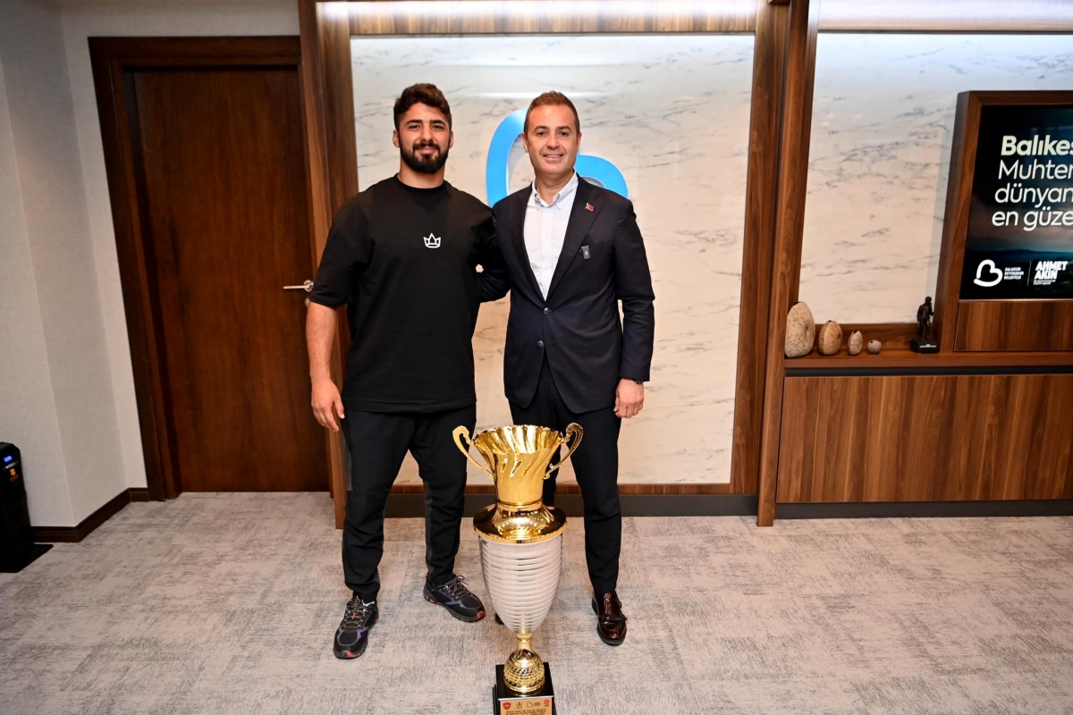 Antalya Muratpaşa Belediyespor’un başpehlivanı Enes Doğan, Başkan Akın'ı ziyaret etti