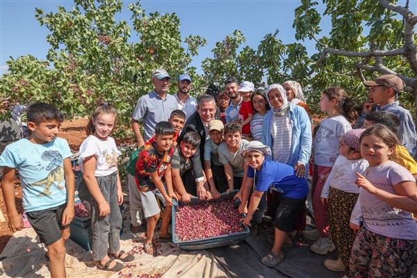 CHP Genel Başkanı Özel, Gaziantep'te fıstık mitinginde üreticilerle bir araya geldi