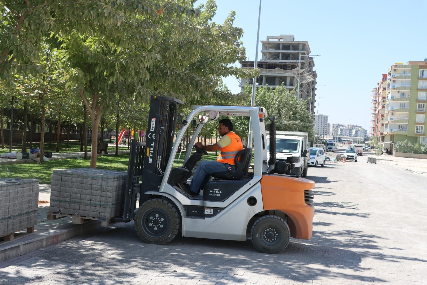 BÜYÜKŞEHİR, AYVANAT MAHALLESİNİN ÇEHRESİNİ KİLİTLİ PARKE TAŞI İLE DEĞİŞTİRDİ
