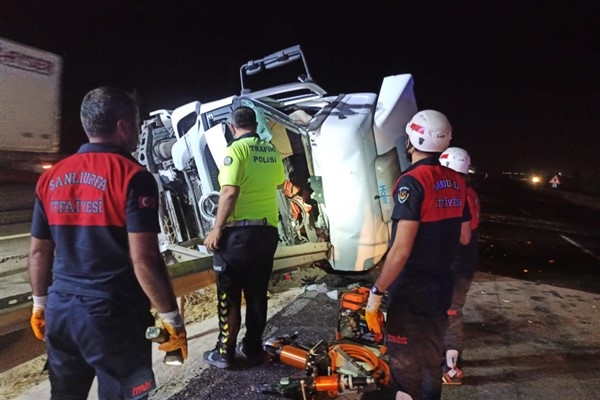 Şanlıurfa'da akaryakıt tankeri devrildi: 1 ölü