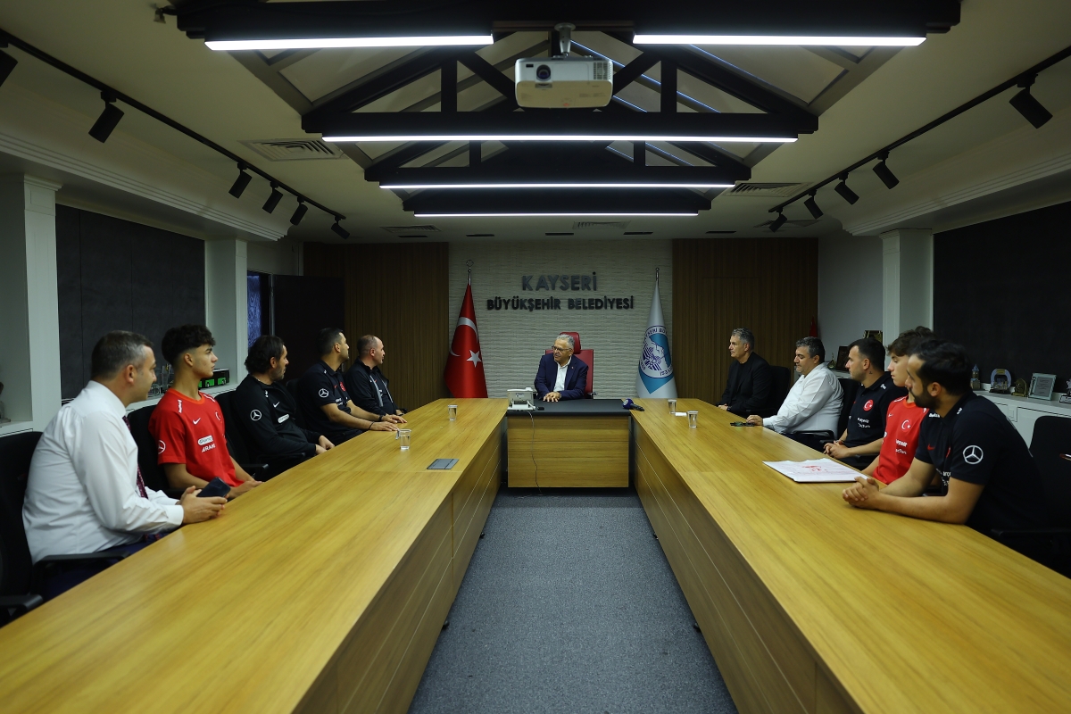 U-16 Milli Takım'dan Başkan Büyükkılıç'a ziyaret