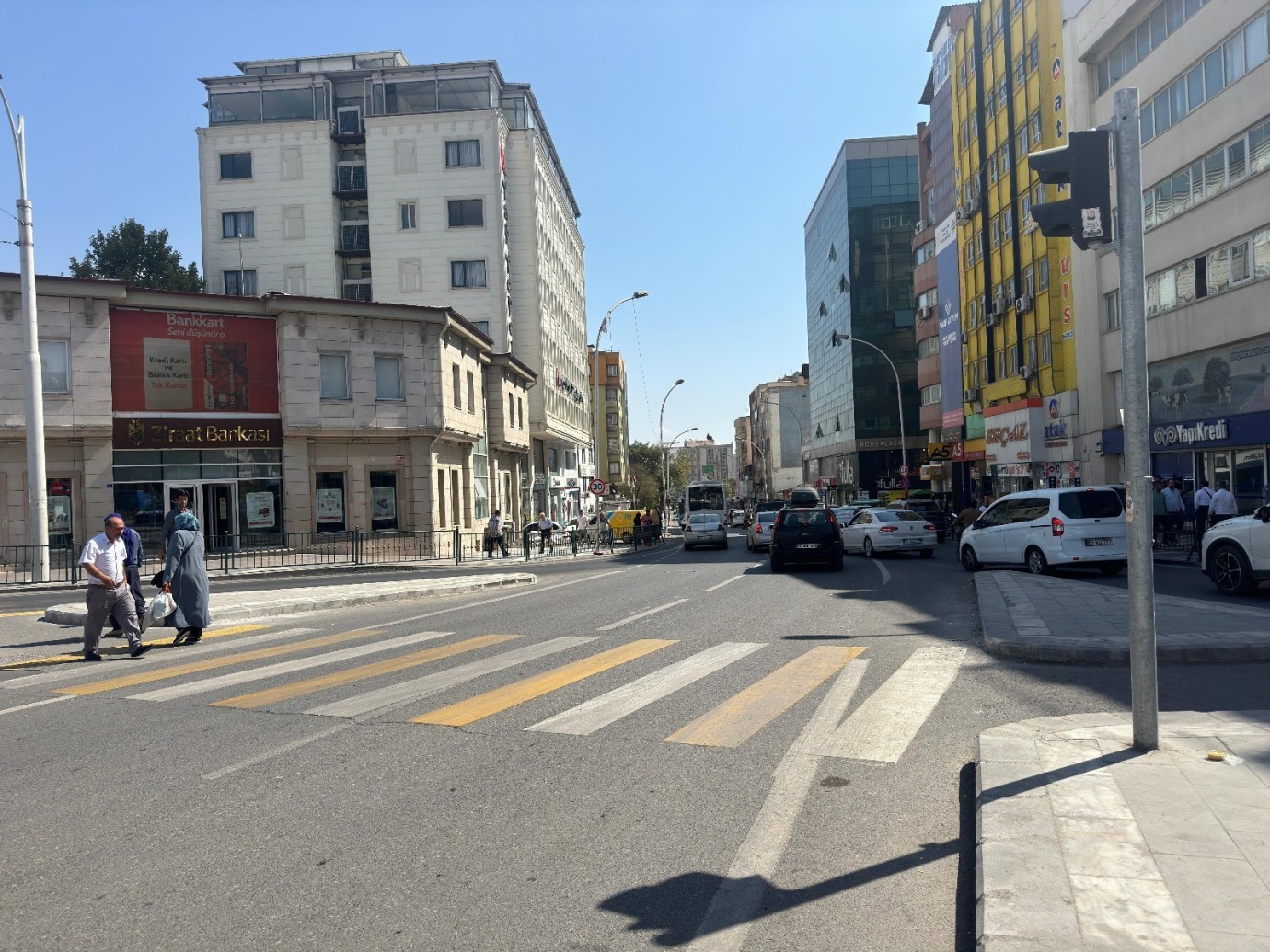 BÜYÜKŞEHİRDEN EVREN SANAYİ OTO GALERİCİLER SİTESİ KORİDORUNDA YOL DÜZENLEME ÇALIŞMASI