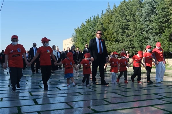 40 bin kişi Ata'sının huzurunda LÖSEV'den büyük Anıtkabı̇r buluşması