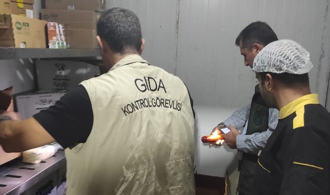 Şanlıurfa Eyyübiye ilçesinde mide bulandıran işletmede tarihi geçmiş tavuk ve fare pisliği bulundu