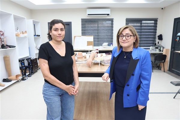 Gaziantep Büyükşehir Belediyesi’nden depremzedeye protez desteği