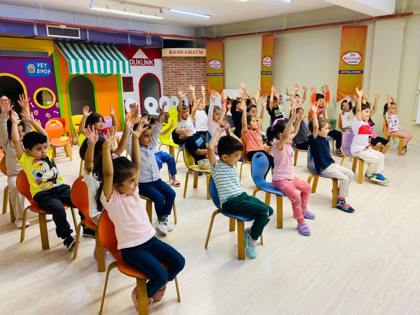 Minik öğrencilere 112 Acil Sağlık Hizmetleri ve Ambulans tanıtımı yapıldı.