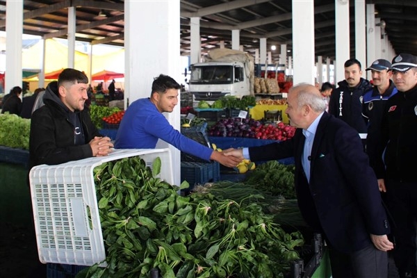Başkan Esen, Çarşamba Pazarı’nda esnaf ve vatandaş ile buluştu