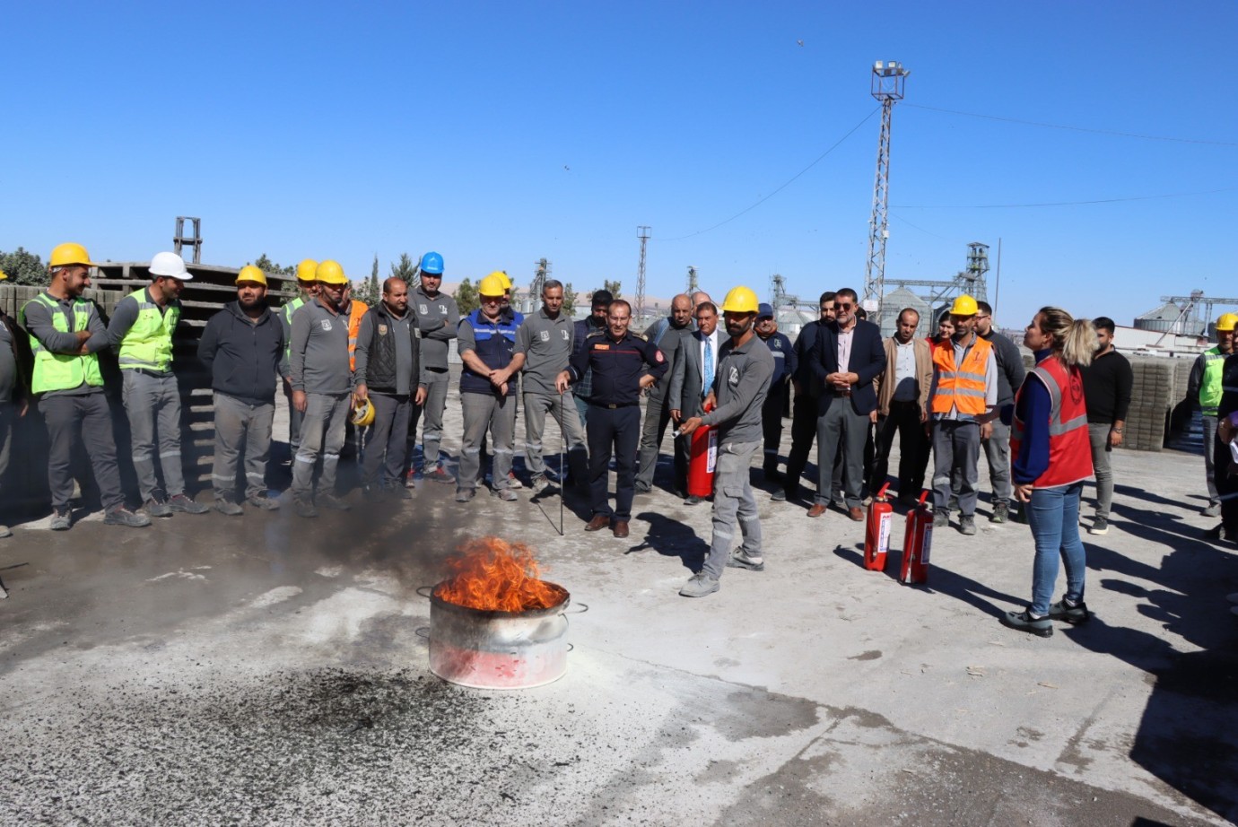 BÜYÜKŞEHİR PERSONELİNE YANGINA MÜDAHALE EĞİTİMİ VERİLDİ