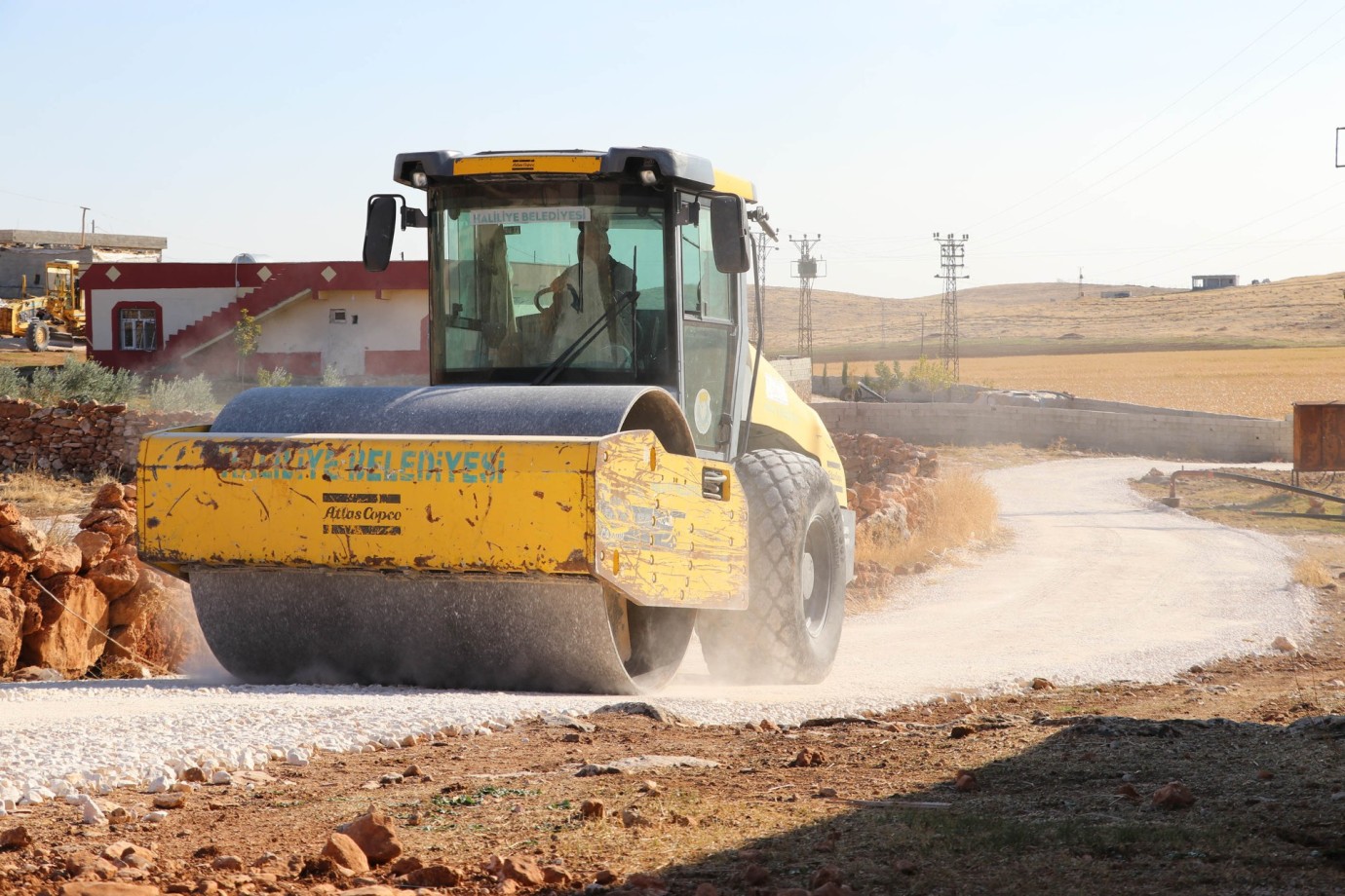 BAŞKAN CANPOLAT İLE KIRSAL MAHALLELER KONFORLU YOLLARA KAVUŞUYOR