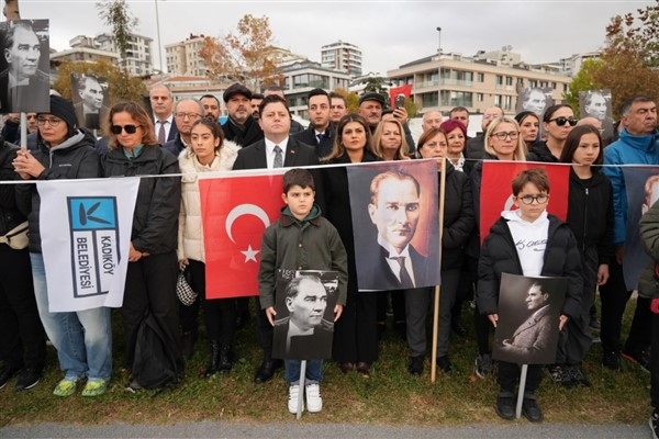 Kadıköy’de “Ata’ya Saygı Zinciri” oluşturuldu