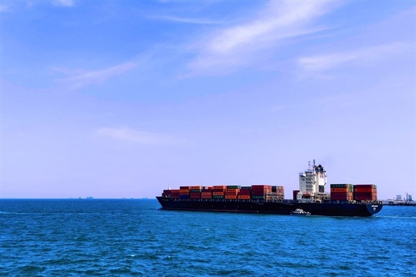 Ahırkapı önlerinde arızalanan tanker, Küçükçekmece’ye demirletildi