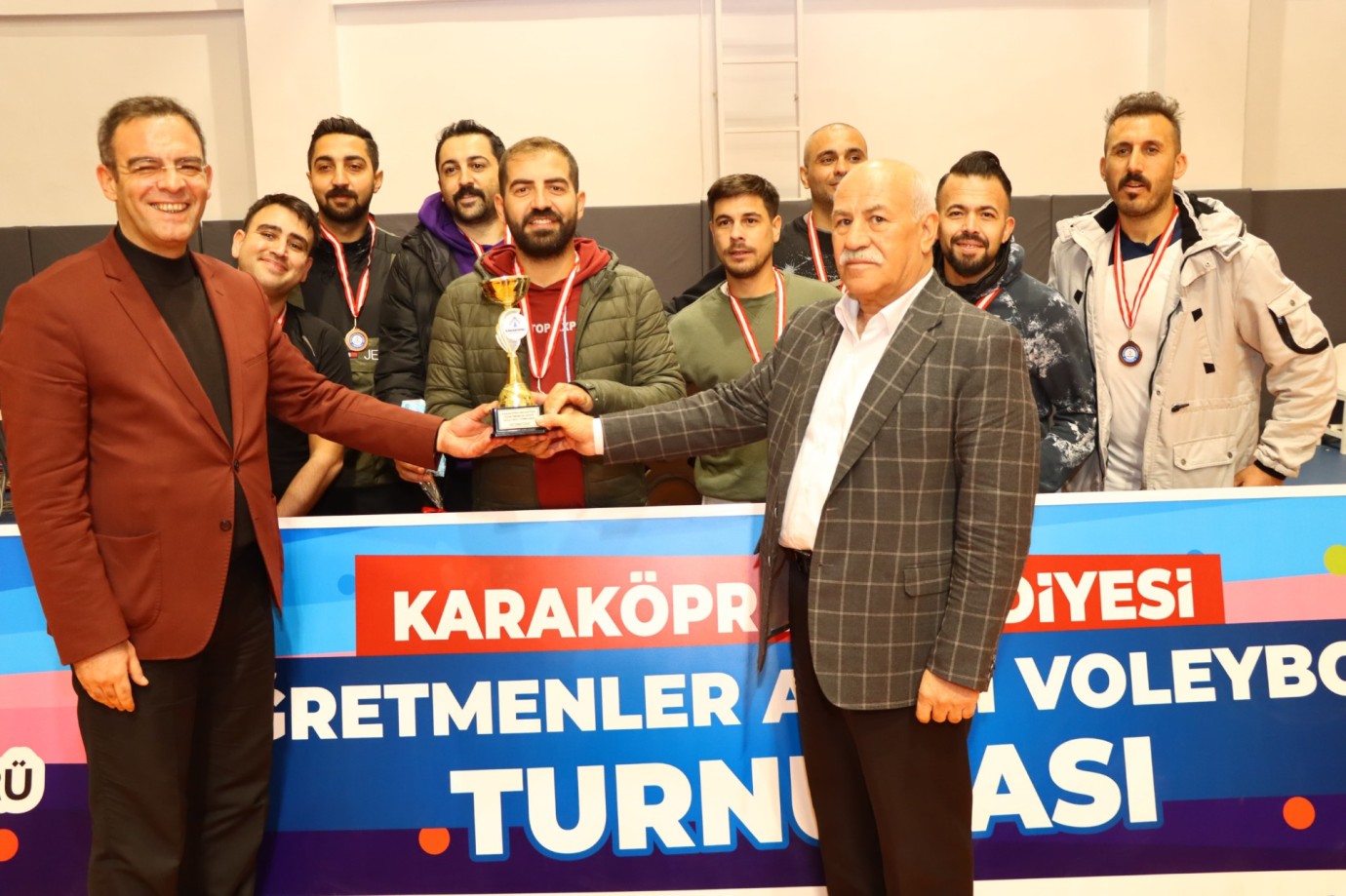 KARAKÖPRÜ'DE ÖĞRETMENLER ARASI VOLEYBOL TURNUVASI TAMAMLANDI