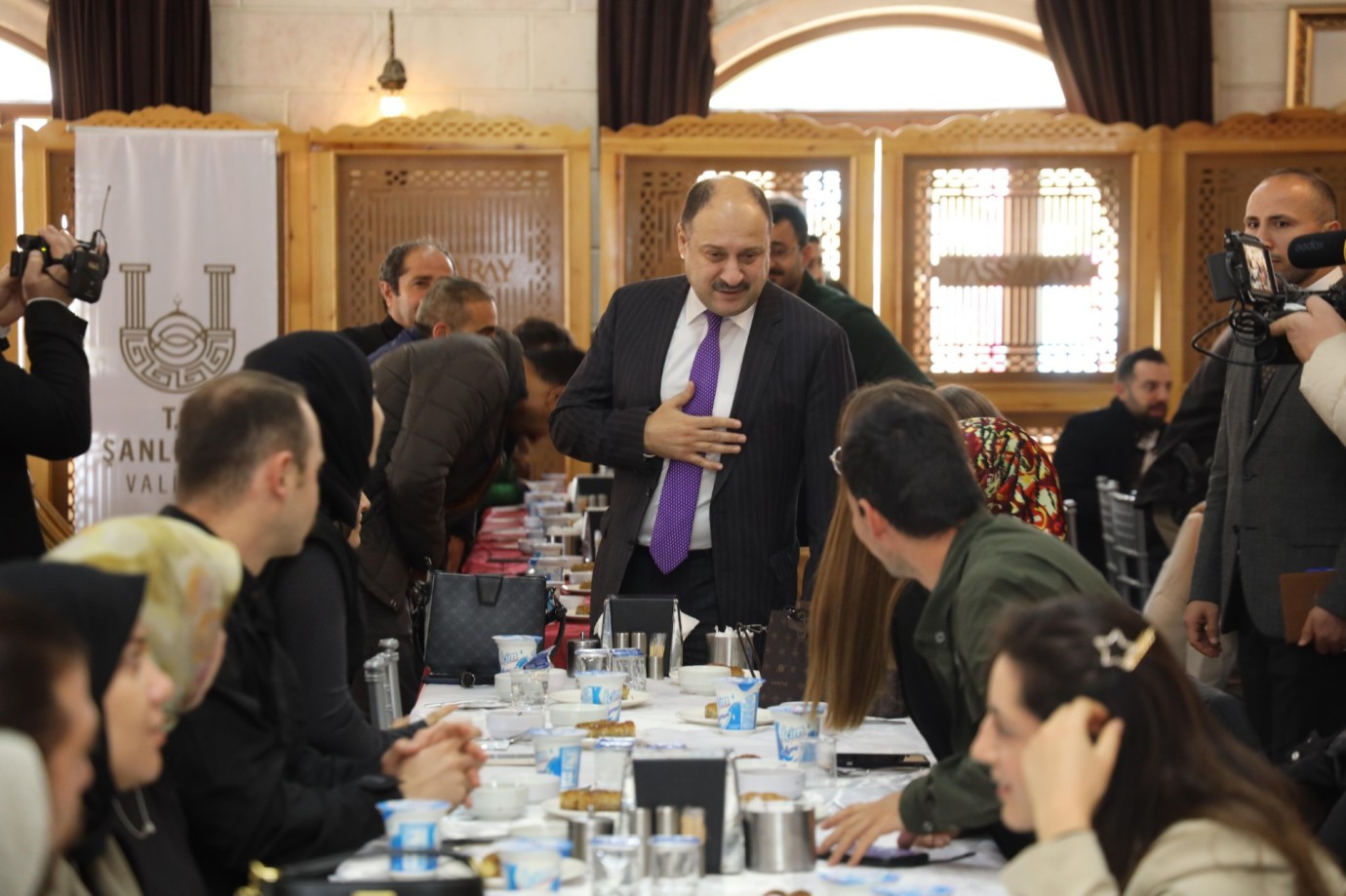 BAŞKAN MEHMET KASIM GÜLPINAR, “ÖĞRETMENLERİMİZ TOPLUMU ŞEKİLLENDİREN EN ÖNEMLİ YAPI TAŞLARIDIR”