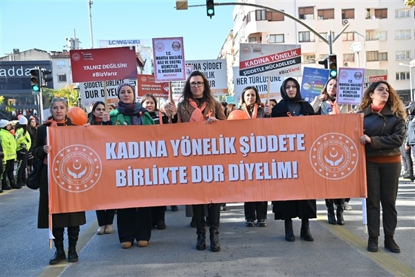 Manisa'da kadına yönelik şiddete dikkat çekmek için yürüyüş düzenlendi