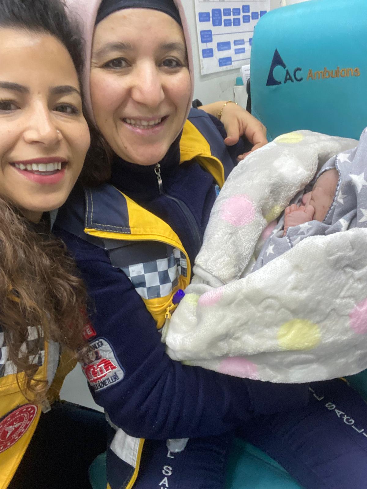 Hastaneye götürülürken Ambulansta Doğum Yaptı.