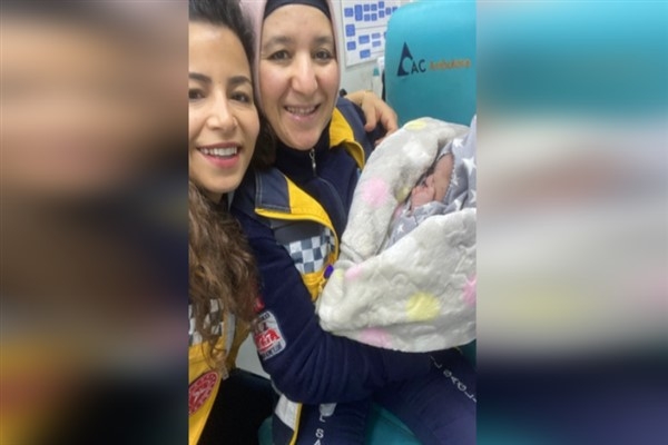 Şanlıurfa'da hamile kadın ambulansta doğum yaptı