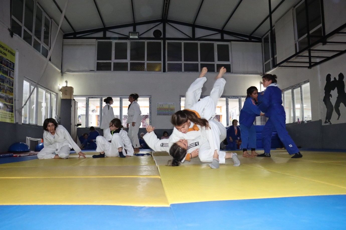 ŞANLIURFA BÜYÜKŞEHİR BELEDİYESİ, KIZ ÇOCUKLARINA SPORLA GELECEK HAZIRLIYOR