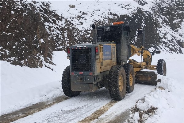 Diyarbakır'da kar yağışı nedeniyle kapanan 98 köy yolu ulaşıma açıldı
