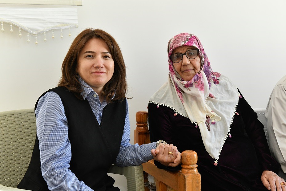 VALİ ŞILDAK, DEPREM KONUTLARINA YERLEŞEN AİLELERİ ZİYARET ETTİ