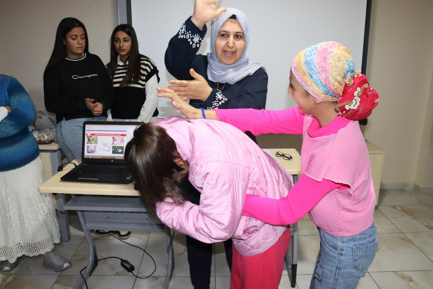 BÜYÜKŞEHİR GENÇLİK MERKEZİ KURSİYERLERİNE HAYAT KURTARAN EĞİTİM