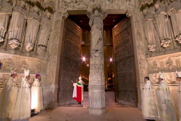 Tamamen yenilenen Notre Dame Katedrali törenle açıldı