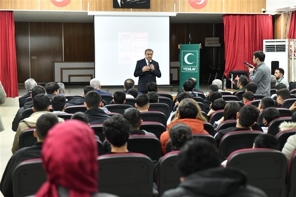 Şanlıurfa Valisi Şıldak, gençlere bağımlılığın zararlarını anlattı