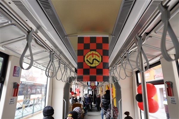 Eskişehir'de tramvaylar, bayraklar ve siyah kırmızı balonlarla donatıldı
