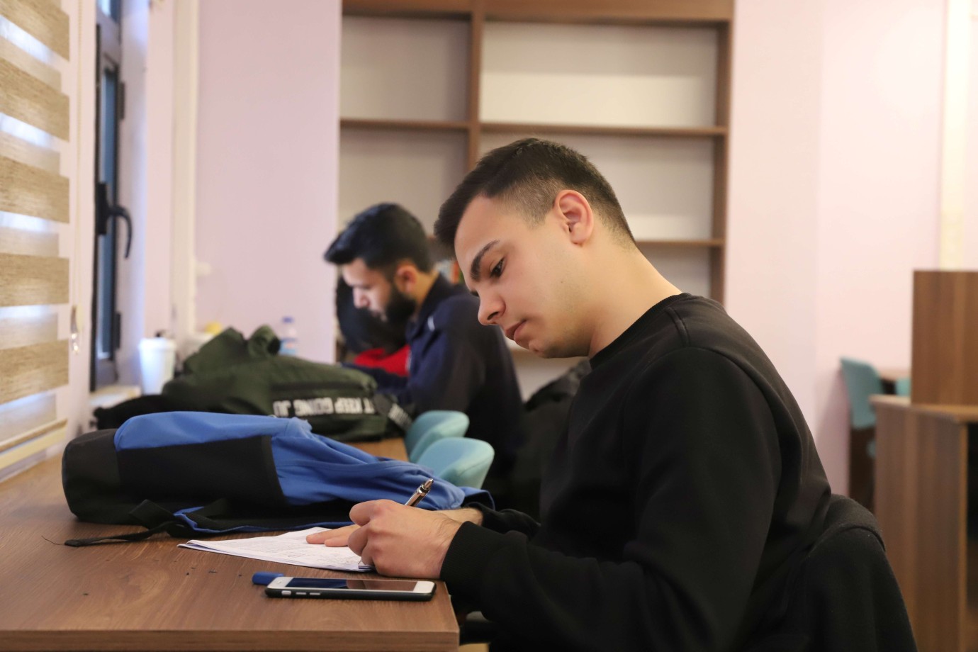 KARAKÖPRÜ’DE GENÇLER YENİ OKUMA EVİNDE SINAVLARA HAZIRLANIYOR