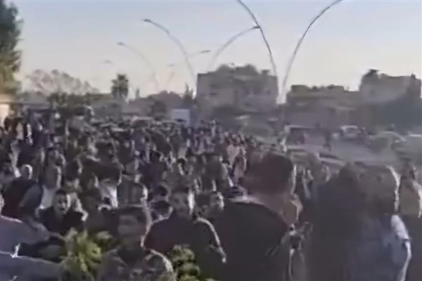 Suriye'de dört şehirde sokağa çıkma yasağı uygulanırken binlerce kişi sokaklara çıktı