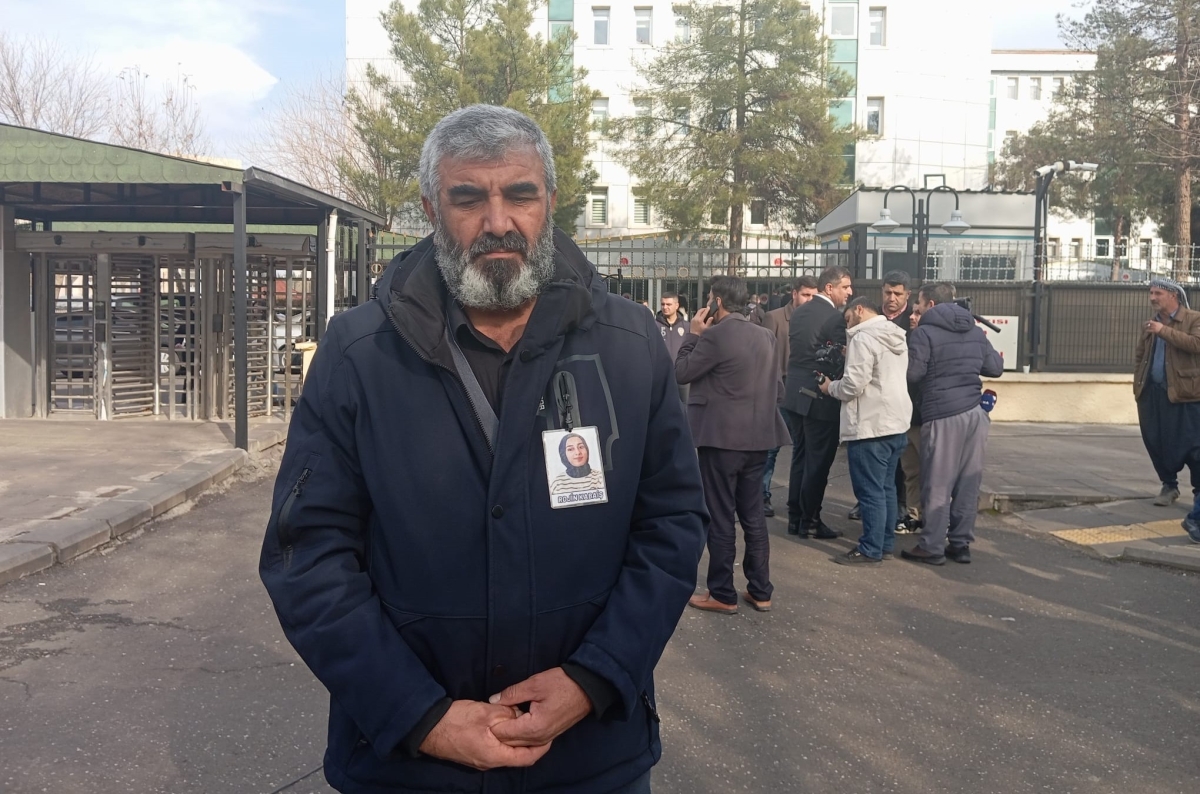 Rojin Kabaiş'in babası, Diyarbakır Adliyesi önünde adalet istiyor