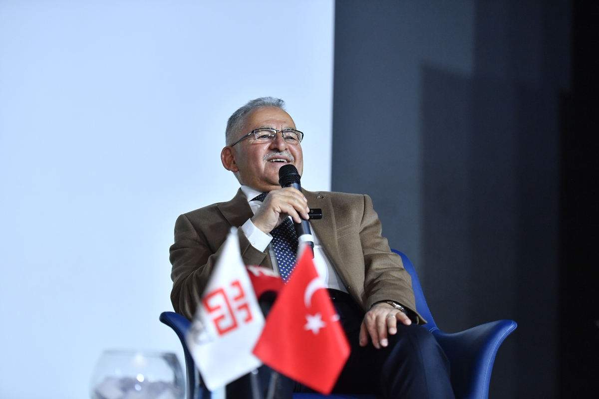 Başkan Büyükkılıç, AGÜ'lü öğrencilerle buluştu