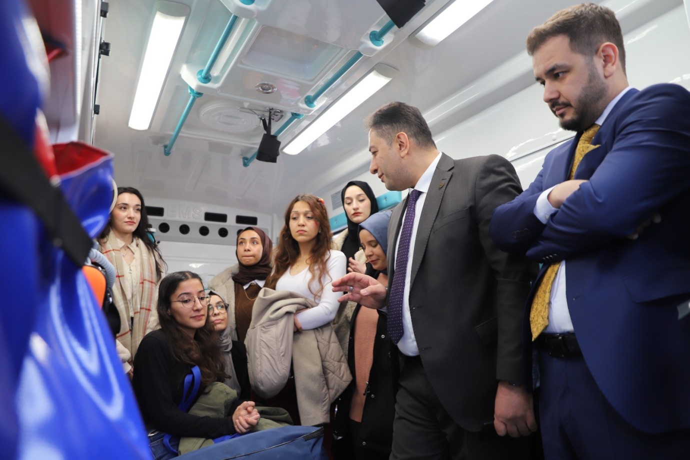 Sağlık müdürü Solmaz Fuarda Öğrencilere Ambulansı tanıttı