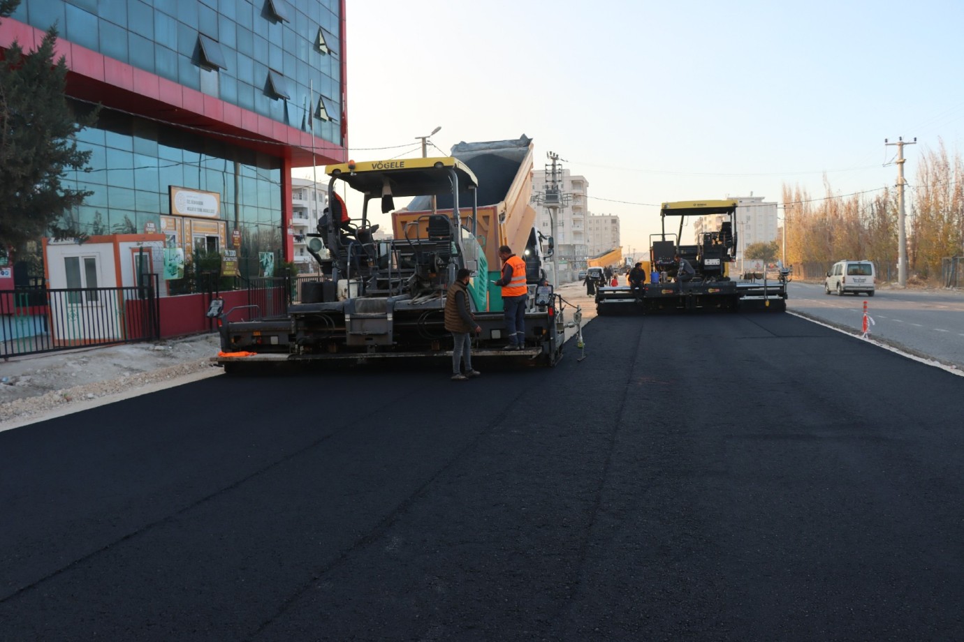 BÜYÜKŞEHİR KONUKLU‘DA 1. ETAP ASFALTLAMA ÇALIŞMALARINI TAMAMLADI