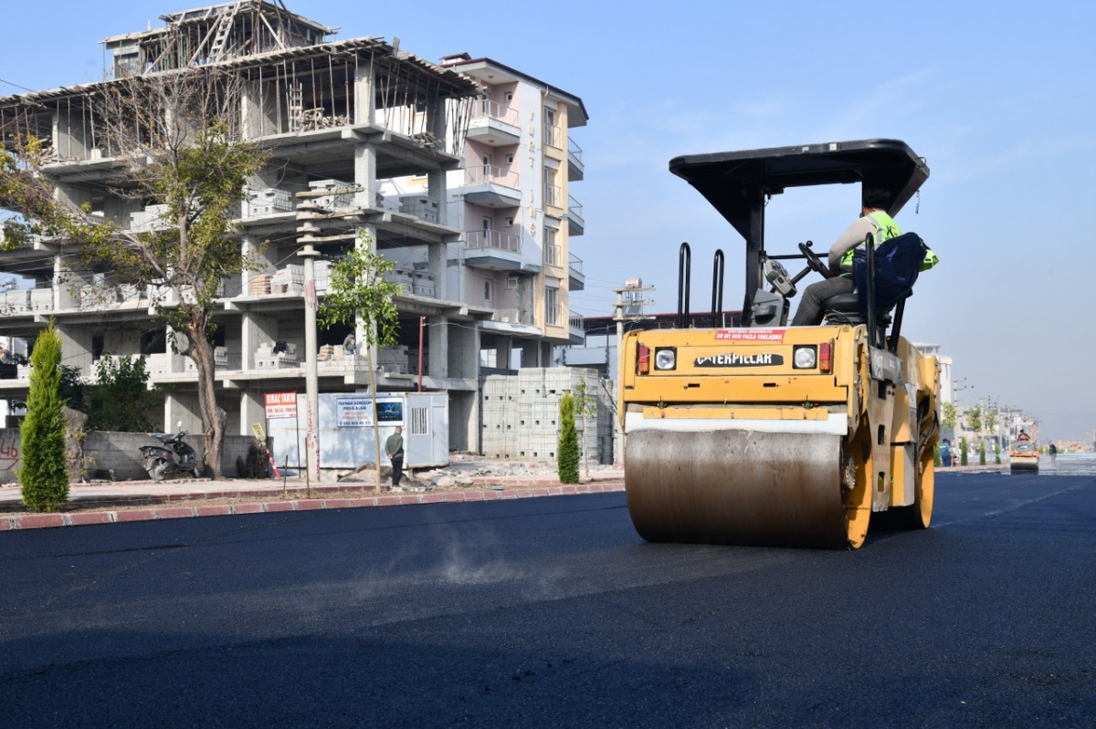 Osmaniye'de İskender Türkmen Caddesi’ndeki sıcak asfalt çalışmaları sürüyor