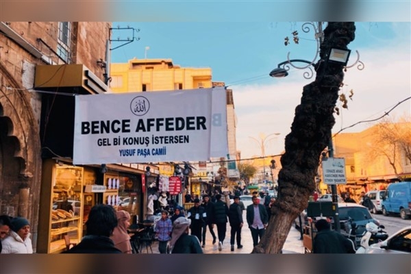 Şanlıurfa’da &Prime;Bence affeder, gel konuş istersen&Prime; pankartına vatandaşlardan ilgi