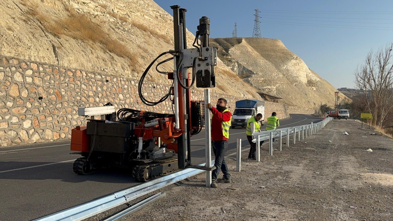 ŞANLIURFA BÜYÜKŞEHİR BELEDİYESİ HALFETİ-BİRECİK YOLUNDA TRAFİK GÜVENLİĞİNİ ARTIRIYOR