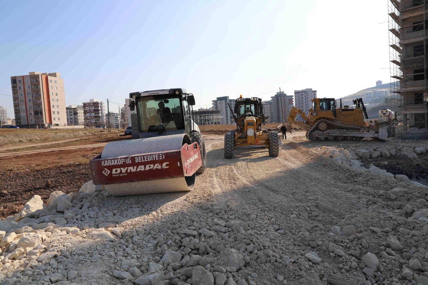 KARAKÖPRÜ’YE YENİ YOLLAR KAZANDIRILIYOR