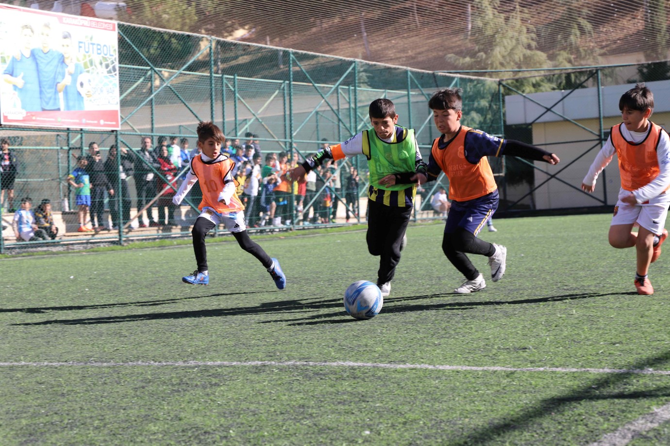 KARAKÖPRÜ'DE ÇOCUKLAR FUTBOL TURNUVASINDA KAYNAŞIYOR