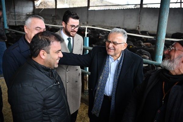 Büyükkılıç, Hürmetçi’de üreticilere 100 manda teslim etti