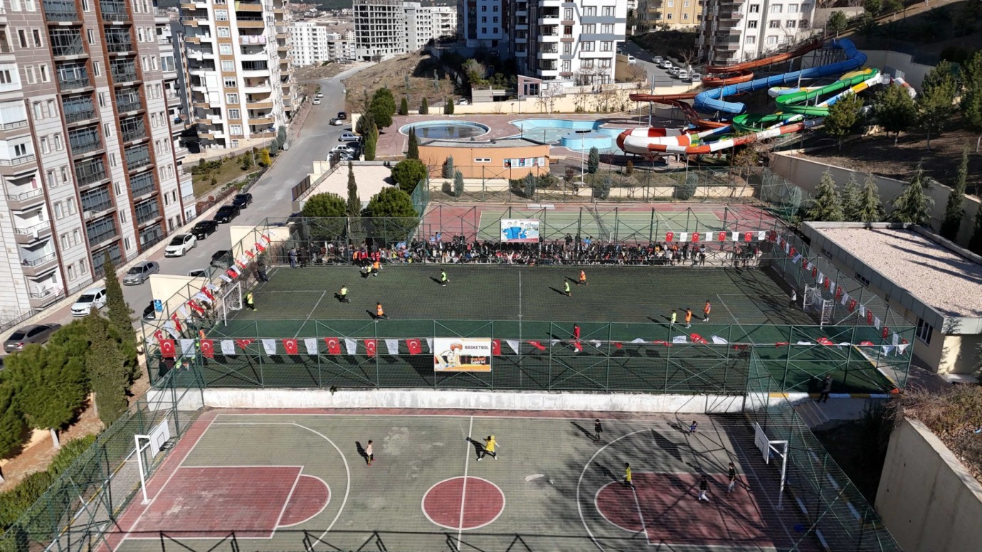 KARAKÖPRÜ'DE ÇOCUKLAR ARASI FUTBOL TURNUVASI TAMAMLANDI
