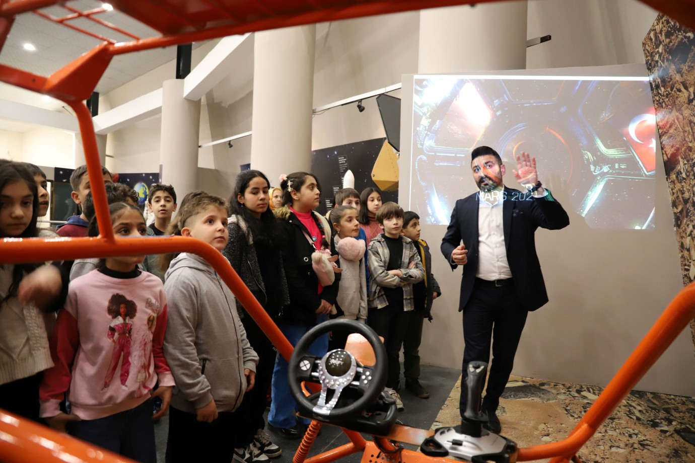 ÇOCUKLAR OKUL GEZİLERİYLE UZAY BİLİMİ VE TEKNOLOJİYİ KEŞFEDİYOR