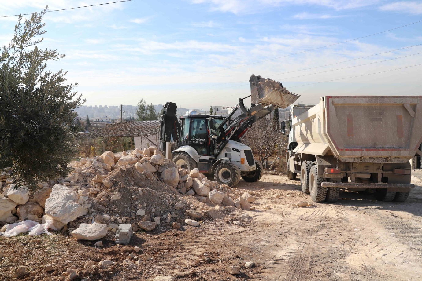 BÜYÜYEN KARAKÖPRÜ’DE YENİ YOLLAR AÇILIYOR