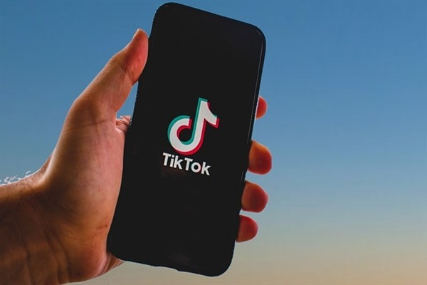 TikTok, Apple ve Android için ABD uygulama mağazalarına geri döndü